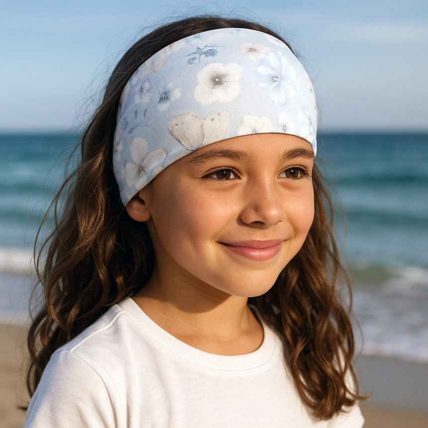 Mädchen mit Wollhuhn Elastisches Öko Stirnband/Haarband Jersey Zweilagig Breit Blumen Zartblau, handgefertigt aus weichem, umweltfreundlichem Material, ideal für Outdoor-Aktivitäten.
