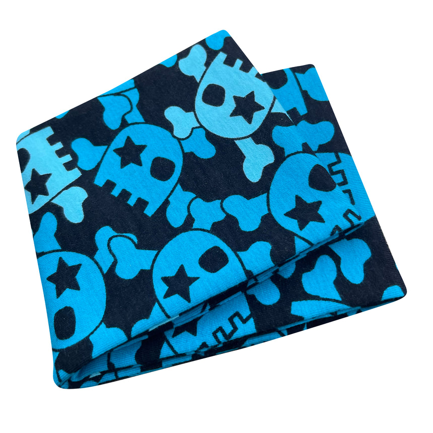 Wollhuhn Elastisches Öko Stirnband, zweilagig, breit, mit coolen Totenkopf-Motiven, handgemacht aus weichem, dehnbarem Jersey, ideal für Outdoor-Aktivitäten.