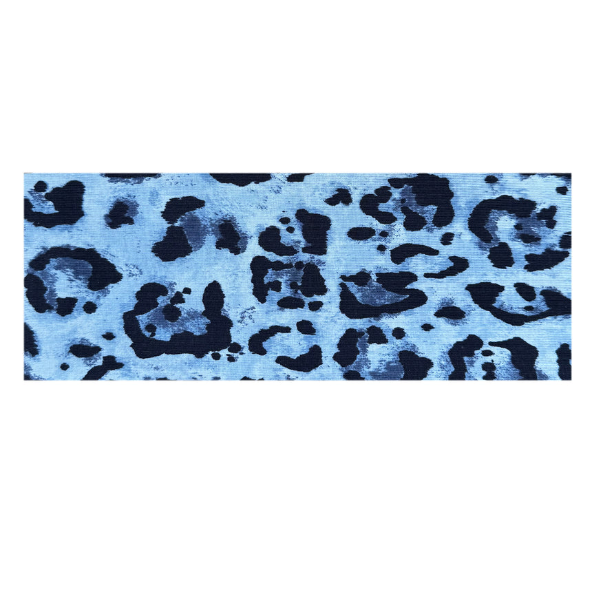 Wollhuhn Elastisches Öko Stirnband, handgemacht, zweilagig breit, mit blau-schwarzem Leo-Muster, ideal für Sport und Freizeit, aus weicher Bio-Baumwolle.