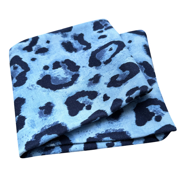 Wollhuhn Elastisches Öko Stirnband / Haarband Jersey Zweilagig Breit Leo Blau, gefaltetes blau-schwarzes Tiermuster, handgemacht aus Bio-Baumwolle, weich und vielseitig tragbar.