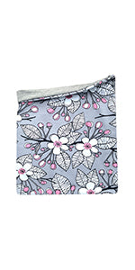 Wollhuhn LONG Loop, Jersey- oder Fleecefutter, Kirschblüten Grau/Rosa: Nahaufnahme eines handgefertigten, gemusterten Loopschals mit weichem, wendbarem Design für Komfort und Schutz.