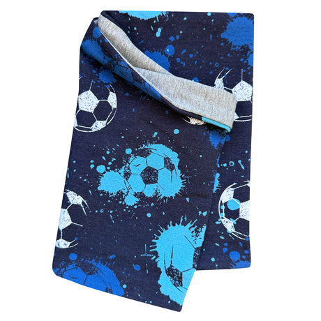 Wollhuhn Leichtes Öko Jersey Halstuch, dunkelblau mit Fußballmotiv, wendbar mit grauer Innenseite, handgemacht, weich und dehnbar, ideal für Kinder in Übergangszeiten.
