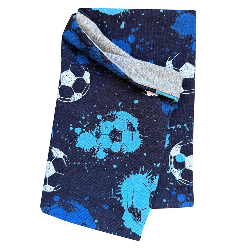 Wollhuhn Leichtes Öko Jersey Halstuch, dunkelblau mit Fußballmotiv, wendbar mit grauer Innenseite, handgemacht, weich und dehnbar, ideal für Kinder in Übergangszeiten.