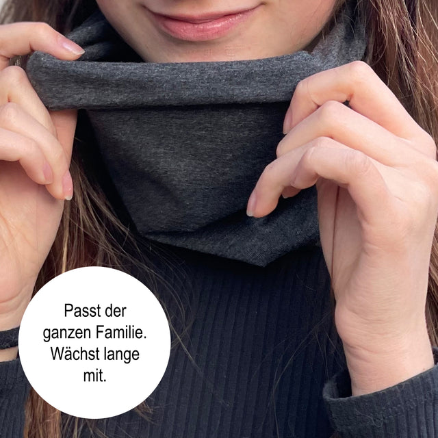Frau trägt Wollhuhn LONG Loop Schal, perfekt für Windschutz und Komfort, handgemacht in Deutschland, ideal für Kinder und Erwachsene, Jersey- oder Fleecefutter.