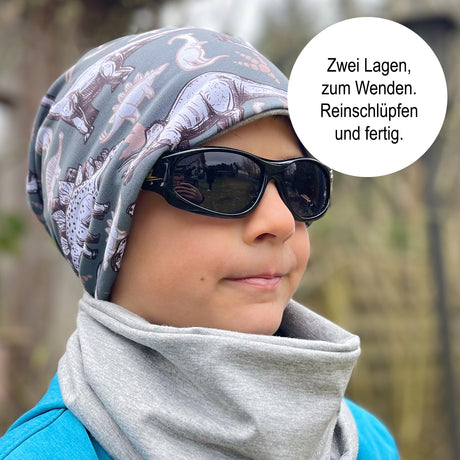 Person trägt Wollhuhn LONG Loop, Jersey- oder Fleecefutter, Einfarbig Pink, als Schal. Stilvolles, handgemachtes Accessoire, ideal für Komfort und Schutz bei diversen Aktivitäten.