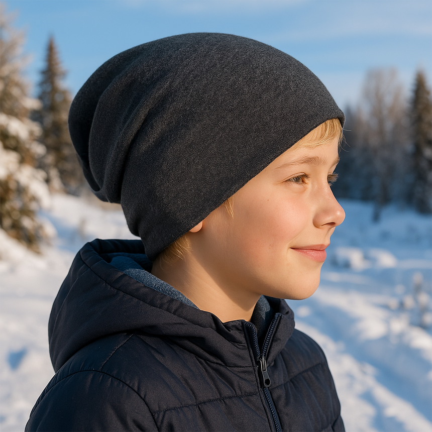 Kind mit Wollhuhn Öko Long Beanie im Schnee; handgemachte, zweilagige Wendemütze, ideal für milde Wintertage. Perfekt für modischen, bequemen Tragekomfort.