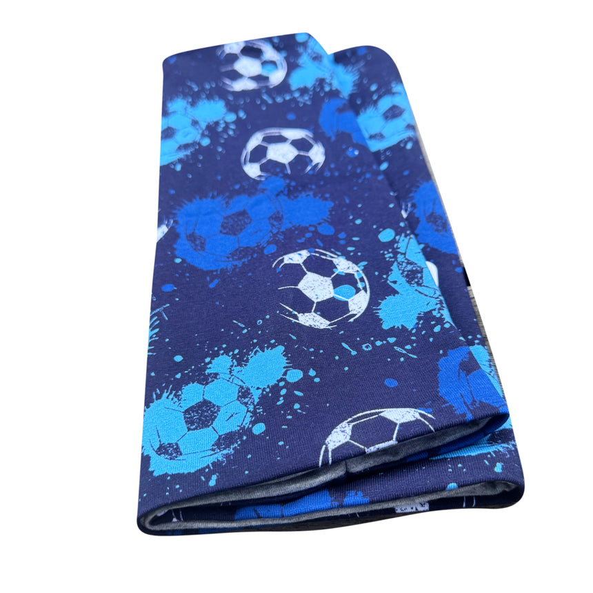 Wollhuhn LONG Loop, Jersey- oder Fleecefutter, Fußball Blautöne: Handgefertigter, dehnbarer Schlauchschal mit Fußballmotiven, ideal für Kinder und Erwachsene, bietet zusätzlichen Schutz und Komfort.
