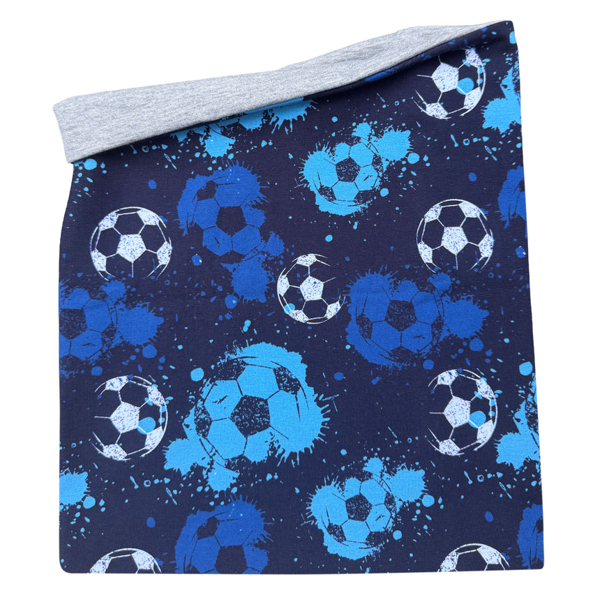 Wollhuhn LONG Loop, Jersey- oder Fleecefutter, Fußball Blautöne: Handgemachter, extralanger Schlauchschal, navy-blau mit Fußballmotiv und grauem Innenfutter, perfekt für Kinder und Erwachsene.