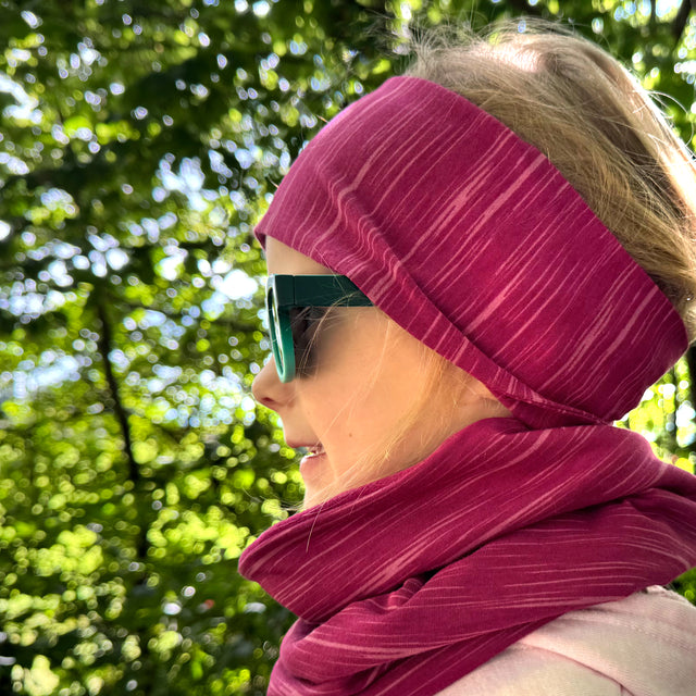 Mädchen trägt Wollhuhn LONG Loop, Jersey- oder Fleecefutter, Lines Beere, als stilvollen, komfortablen Schal, ideal gegen Wind und Kälte, handgemacht in Deutschland.