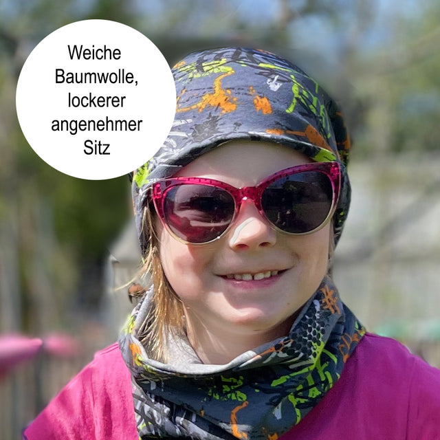 Mädchen mit Sonnenbrille und Wollhuhn Jersey-Loop in Neon Grün, weich und locker, ideal für Frühling und Sommer, handgefertigt in Deutschland.