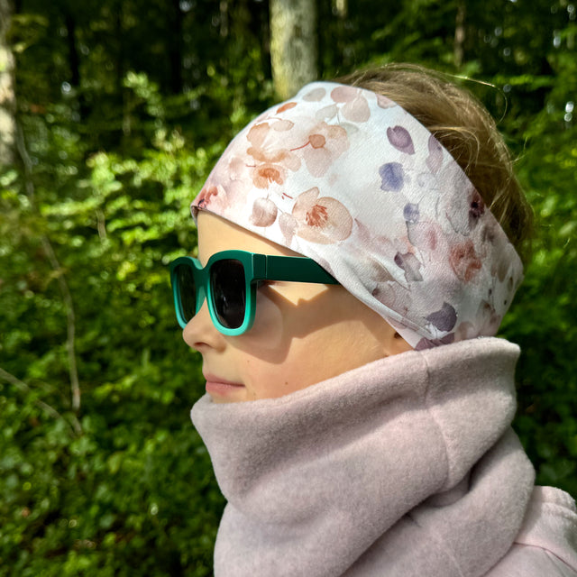 Frau mit Wollhuhn WINTER Halstuch/Schlupfschal „Unser Wärmster“, Zwei Lagen Fleece, Einfarbig Rosé Meliert, getragen als modisches Accessoire.