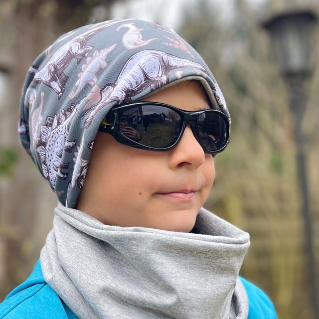 Wollhuhn Öko Shorties Beanie, zweilagig, wendbar, getragen von Person mit Sonnenbrille und Schal, ideal für kühle Tage, handgefertigt in Deutschland.