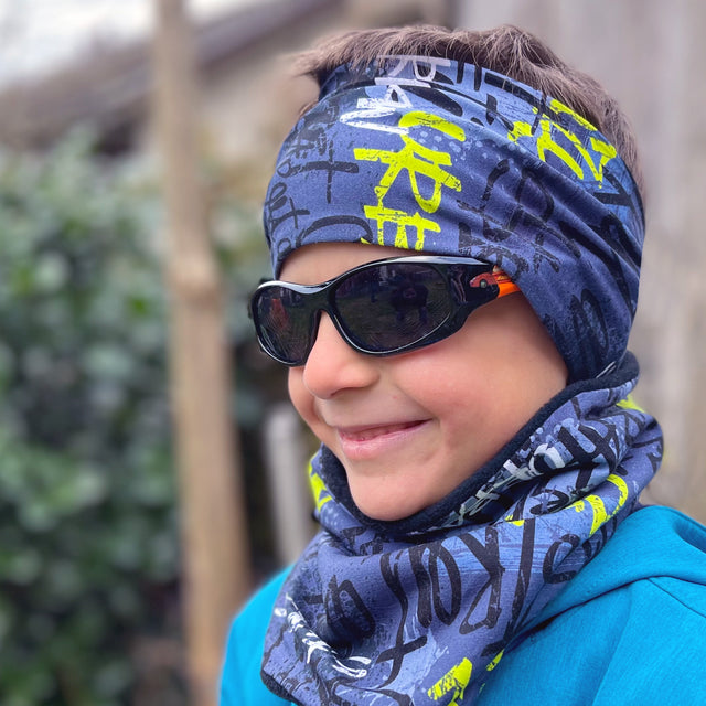 Junge trägt Wollhuhn Halstuch/Schlupfschal/Loop WARM mit Fleece-Innenfutter, ideal für kühle Tage, einfach über den Kopf zu ziehen.