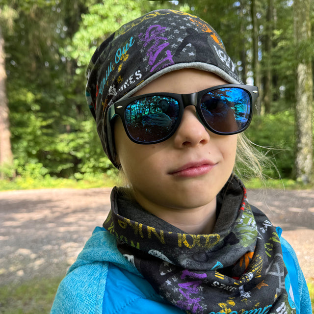 Mädchen trägt Wollhuhn Öko Long Beanie, Wendemütze aus weichem Baumwolljersey. Beanie ist bequem, formbeständig und ideal für Kinder, ganzjährig tragbar.