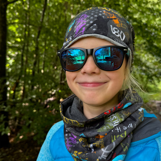 Frau trägt Wollhuhn LONG Loop, anthrazit, mit Jersey- oder Fleecefutter, ideal für Komfort und Schutz, handgefertigt in Deutschland, reflektiert hohe Qualität und Stil.