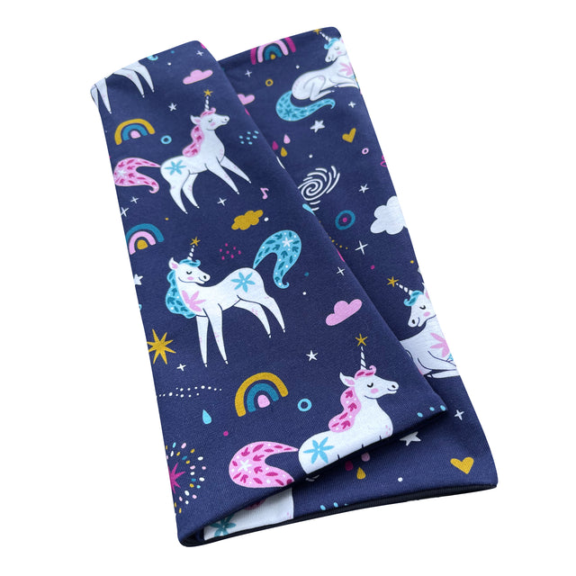 Wollhuhn LONG Loop mit Einhorn- und Regenbogenmuster auf dunkelblauem Stoff, bietet extra Länge für Komfort und Stil, handgemacht in Deutschland.