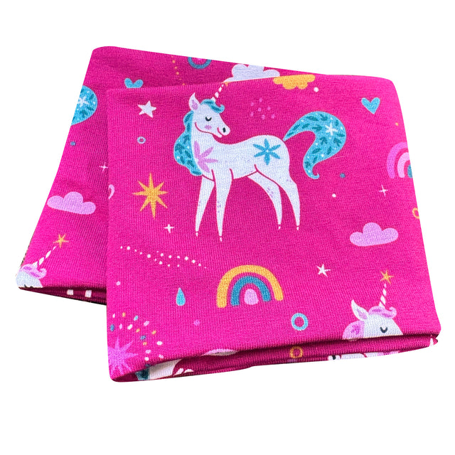 Wollhuhn Elastisches Öko Stirnband mit Einhorn- und Regenbogenmuster auf rosa Hintergrund, handgemacht aus weichem Bio-Jersey, ideal für Kinder und Erwachsene.