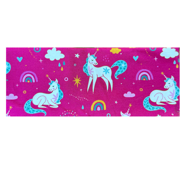 Wollhuhn Elastisches Öko Stirnband / Haarband Jersey Zweilagig Breit Einhörner Beere zeigt ein pinkes Stirnband mit Einhorn-und Regenbogendesign, handgemacht aus Bio-Baumwolle.