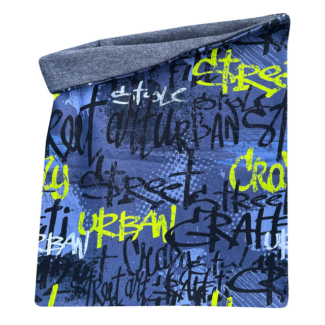 Wollhuhn LONG Loop mit Skater Lime Design, zeigt eine Nahaufnahme eines blauen Stoffes mit schwarzem und gelbem Schriftzug. Ideal für Komfort und Schutz.