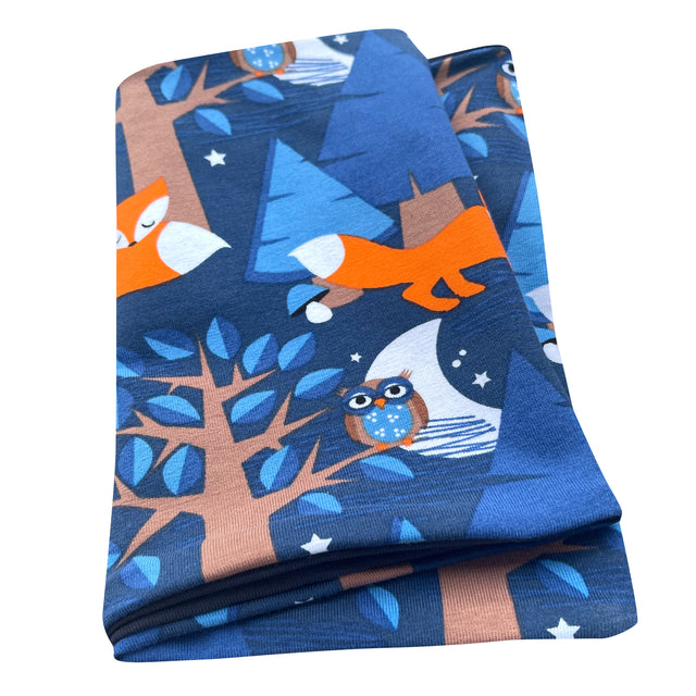 Gefaltetes Wollhuhn Jersey Halstuch Nightfox, dunkelblau mit Fuchs- und Baummuster, handgefertigt. Ideal für Übergangszeiten, weich und wendbar, perfekt für Kinder.