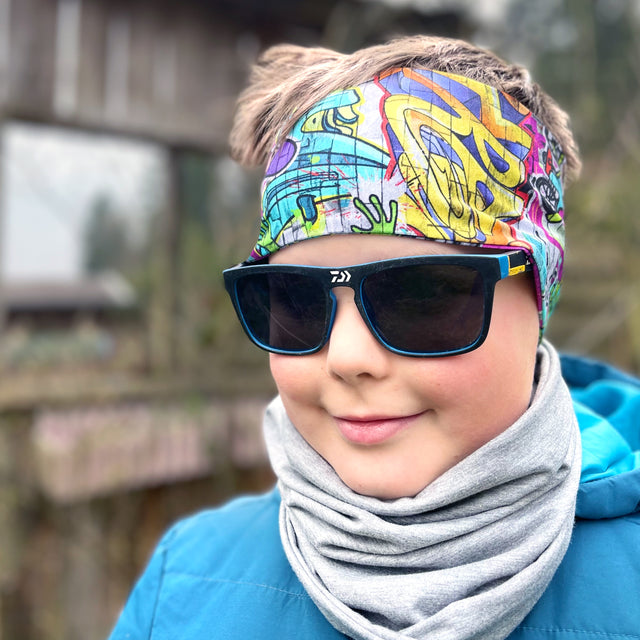 Person trägt Wollhuhn Elastisches Öko Stirnband, handgemacht, zweilagig, vielseitig als Stirn- oder Haarband, ideal für Outdoor-Aktivitäten. Perfekt unter Helmen tragbar.