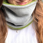 Wollhuhn WINTER Halstuch/Schlupfschal „Unser Wärmster“, Zwei Lagen Fleece, Hellgrau/Grün