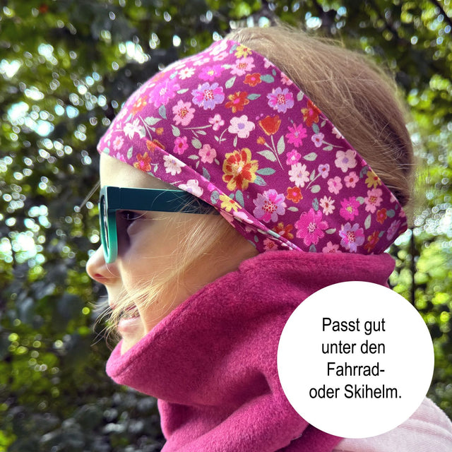 Mädchen trägt Wollhuhn Elastisches Öko Stirnband aus zweilagigem Fleece, ideal für Winter und Sport, handgefertigt in Deutschland für Kinder und Erwachsene.