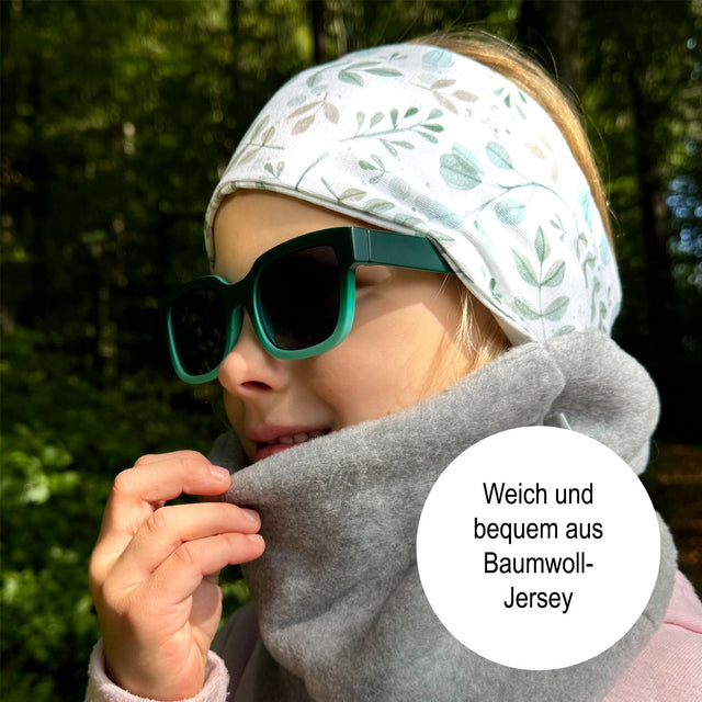 Mädchen mit Sonnenbrille trägt Wollhuhn Elastisches Öko Stirnband Fleece Zweilagig Breit Einfarbig Beere Melange, handgefertigt für Komfort und Schutz bei kaltem Wetter.
