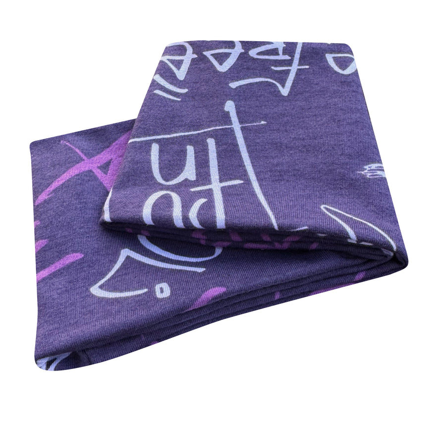 Wollhuhn Elastisches Öko Stirnband / Haarband Jersey Zweilagig Breit Cool Music Violett, gefaltet mit weißem Schriftzug, handgemacht, weich und vielseitig tragbar.