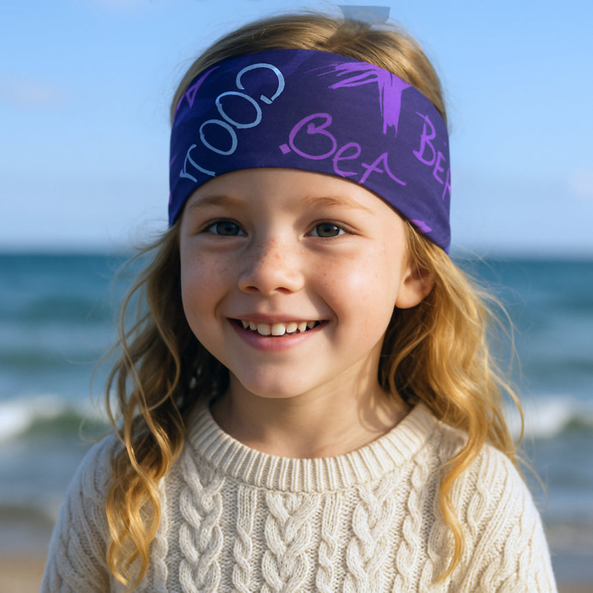 Mädchen trägt Wollhuhn Elastisches Öko Stirnband Jersey Zweilagig Breit Cool Music Violett, handgemacht aus weicher Bio-Baumwolle, ideal für Outdoor-Aktivitäten.