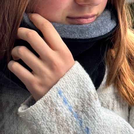 Frau trägt Wollhuhn WINTER Halstuch/Schlupfschal „Unser Wärmster“, doppellagiger Fleece, idealer Schutz für kalte Tage, handgemacht in Deutschland.