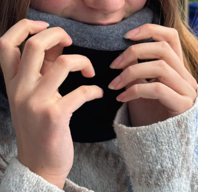 Frau trägt Wollhuhn WINTER Halstuch/Schlupfschal „Unser Wärmster“, doppellagig aus Fleece, ideal für Kinder und Erwachsene, handgefertigt in Deutschland.