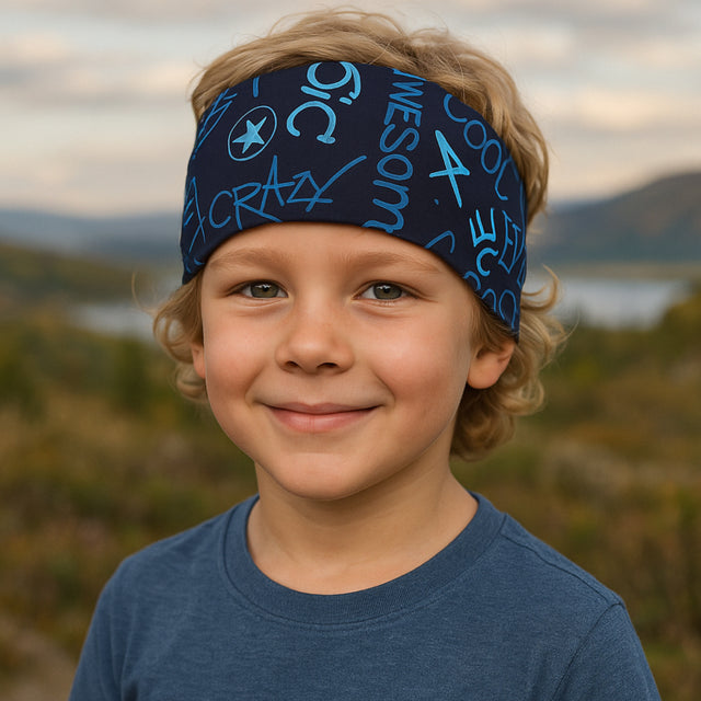 Kind trägt ein Wollhuhn Elastisches Öko Stirnband/Haarband Jersey Zweilagig Breit Cool Music Blau, ideal für Outdoor-Aktivitäten und sportliches Styling.