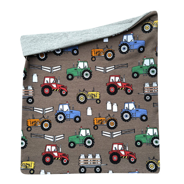 Wollhuhn LONG Loop Schal mit bunten Traktoren-Motiven, handgemacht, gedoppelt, für Kinder und Erwachsene, ideal für Komfort und Schutz in Freizeit und Alltag.