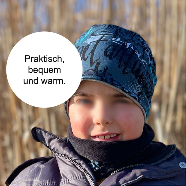 Kind trägt Wollhuhn Halstuch / Schlupfschal / Loop WARM mit Fleece-Innenfutter, ideal für kalte Tage. Handgemacht für Komfort und Wärme, einfach überziehbar.