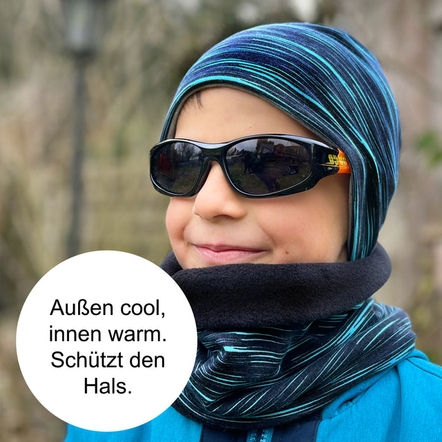Kind trägt Wollhuhn Halstuch / Schlupfschal / Loop WARM mit Innenfleece, ideal für kalte Tage, bietet Komfort und Schutz, handgefertigt in Deutschland.