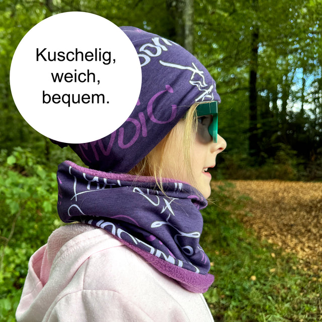 Mädchen trägt Wollhuhn Kinder Halstuch / Schlupfschal / Loop WARM mit Fleece, ideal für kalte Tage, handgemacht in Deutschland. Angenehm und weich für empfindliche Haut.