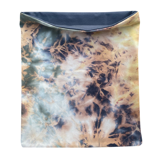 Wollhuhn LONG Loop, Jersey- oder Fleecefutter, Batik Beige/Braun: Nahaufnahme eines handgemachten, weichen Loopschals mit Batikmuster, ideal für Komfort und Schutz bei jedem Wetter.