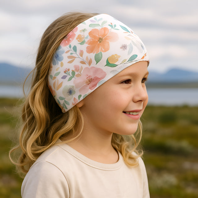 Mädchen trägt Wollhuhn elastisches Öko Stirnband, zweilagig aus Jersey, ideal für Outdoor-Aktivitäten. Handgemacht in Deutschland, weich und vielseitig tragbar.