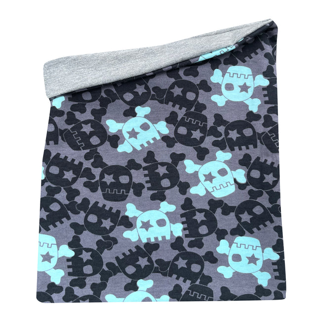Wollhuhn LONG Loop mit Totenkopf- und Sternenmuster, handgefertigt, langer Schal für Komfort und Stil, geeignet für Kinder und Erwachsene.