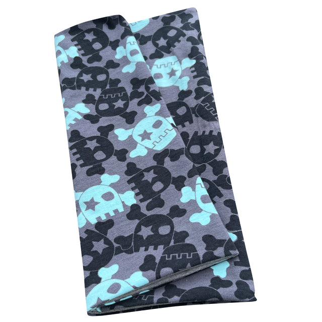 Wollhuhn LONG Loop: Gedoppeltes Schal-Design mit Totenkopf-Muster, ideal für Kinder und Erwachsene. Handgefertigt in Deutschland, bietet Komfort und Schutz vor Wetterbedingungen.