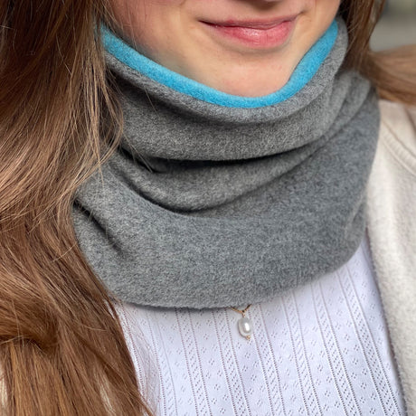 Frau trägt Wollhuhn WINTER Halstuch/Schlupfschal „Unser Wärmster“, doppellagiges Fleece, ideal für kalte Tage, handgefertigt in Deutschland.