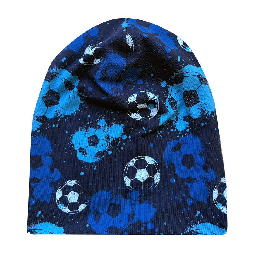 Wollhuhn Öko Long Beanie, wendbar, zeigt Fußball- und Farbspritzmuster in Blautönen, aus weichem, elastischem Jersey, zweilagig, ideal für Kinder, handgefertigt in Deutschland.