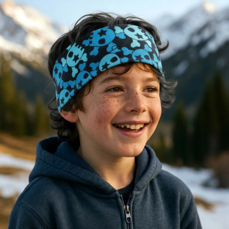 Junger Junge im Freien trägt das Wollhuhn Elastisches Öko Stirnband / Haarband Jersey Zweilagig Breit Coole Skulls Blau/Schwarz, perfekt für Outdoor-Aktivitäten.