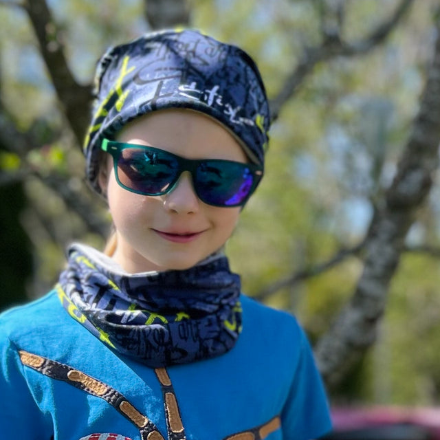 Kind mit Wollhuhn Öko Long Beanie / Wendemütze, zweilagig und formbeständig, ideal für alle Jahreszeiten, tragend. Perfekt für stilvolle und bequeme Kinderkleidung.