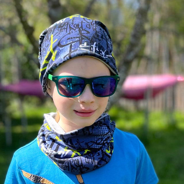 Junge und Mädchen tragen Wollhuhn Öko Long Beanie, Wendemütze. Die Mütze ist zweilagig, weich und formbeständig, ideal für das ganze Jahr.