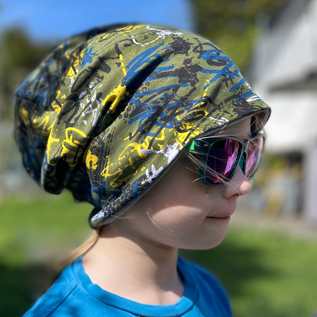 Mädchen trägt Wollhuhn Öko Long Beanie, Wendemütze, ideal für jede Jahreszeit, doppellagig, stilvoll und bequem, mit Jerseyfutter für extra Wärme.