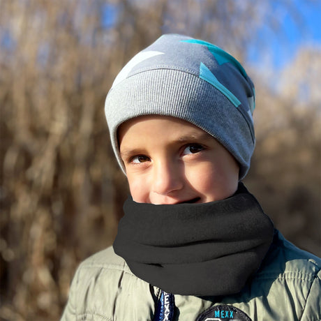 Kind trägt Wollhuhn WINTER Halstuch/Schlupfschal „Unser Wärmster“, aus doppellagigem Fleece, einfarbig schwarz, handgefertigt für optimalen Kälteschutz. Ideal für Kinder und Erwachsene.