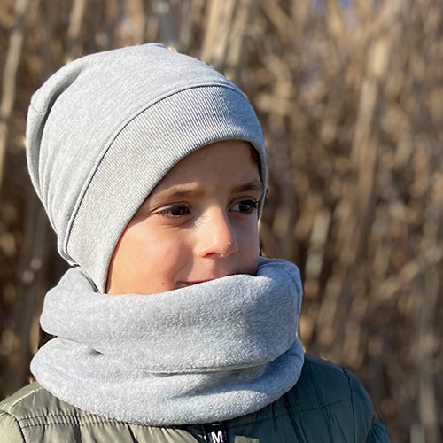 Kind trägt Wollhuhn WINTER Halstuch/Schlupfschal „Unser Wärmster“, doppellagiger Fleece, ideal für kalte Tage, mit hohem Kuschelfaktor, handgefertigt in Deutschland.