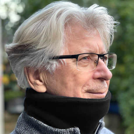 Mann trägt Wollhuhn WINTER Halstuch/Schlupfschal „Unser Wärmster“ aus zwei Lagen Fleece, ideal für kalte Tage, handgefertigt in Deutschland.